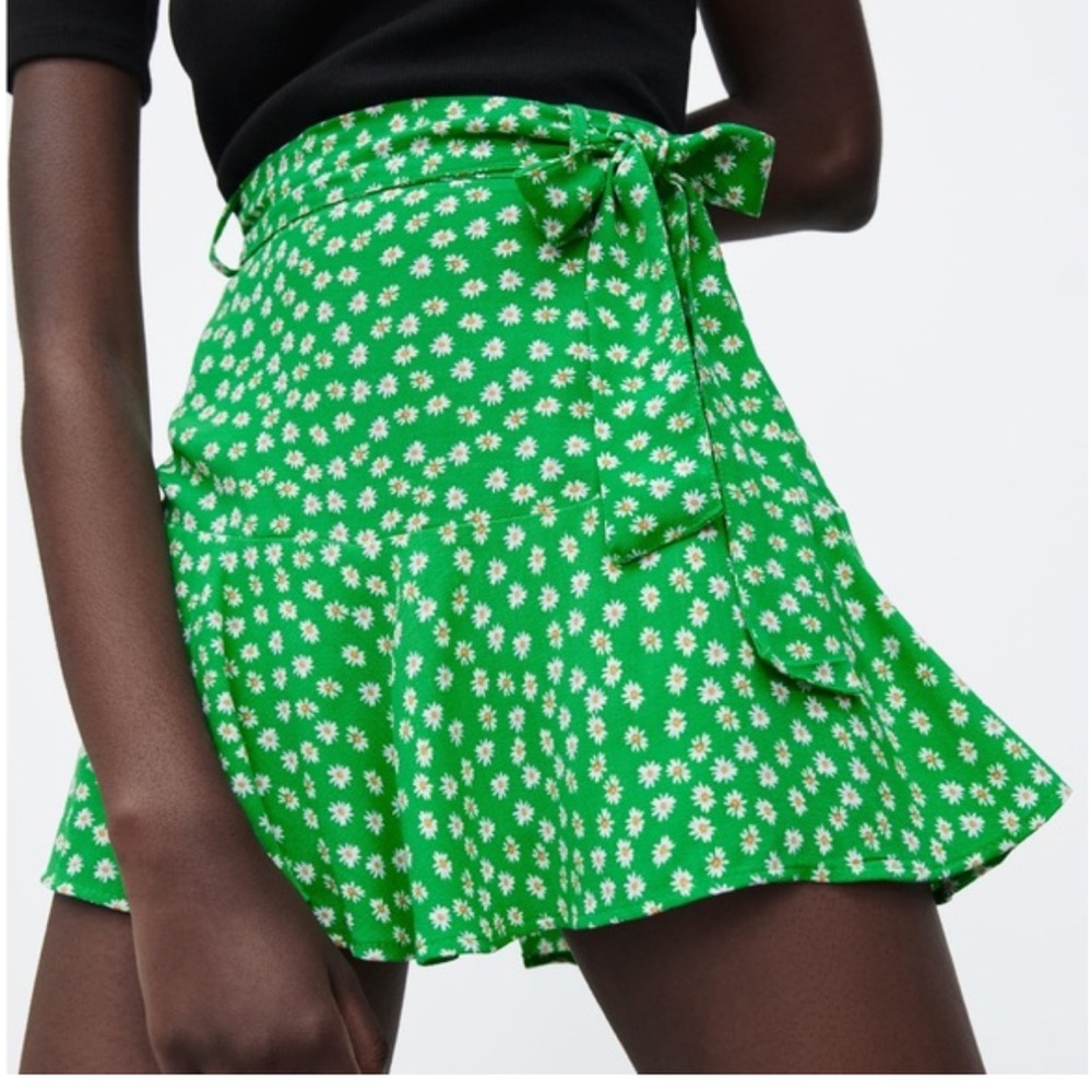 NWT Zara Green Daisy Skort in Size Medium